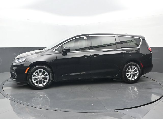 Used 2026 Chrysler Pacifica Limited FWD image 22