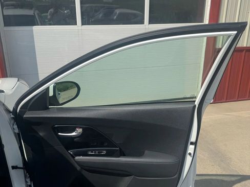 Used 2022 Kia Niro LXS image 17