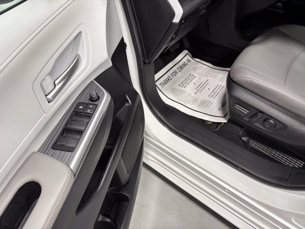 Used 2026 Toyota Sienna XLE FWD image 9