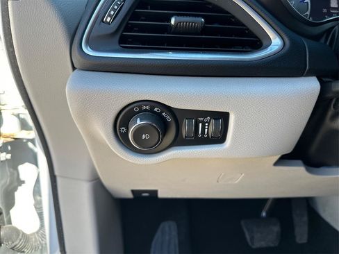 Used 2017 Chrysler Pacifica Touring-L Plus FWD image 18