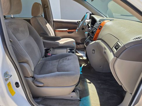 Used 2010 Toyota Sienna LE FWD image 26