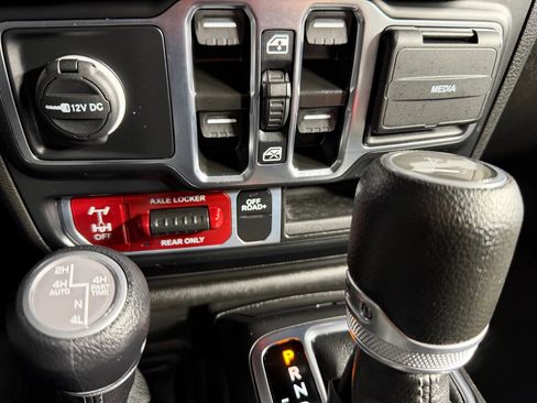 Used 2024 Jeep Wrangler Unlimited image 23