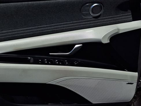 Used 2023 Hyundai Elantra Limited image 9