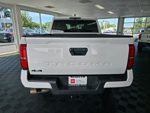 Used 2024 Toyota Tacoma TRD Off-Road AWD/4WD image 4