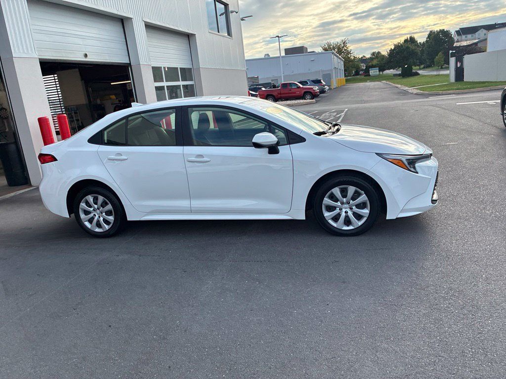 Used 2025 Toyota Corolla LE FWD image 4