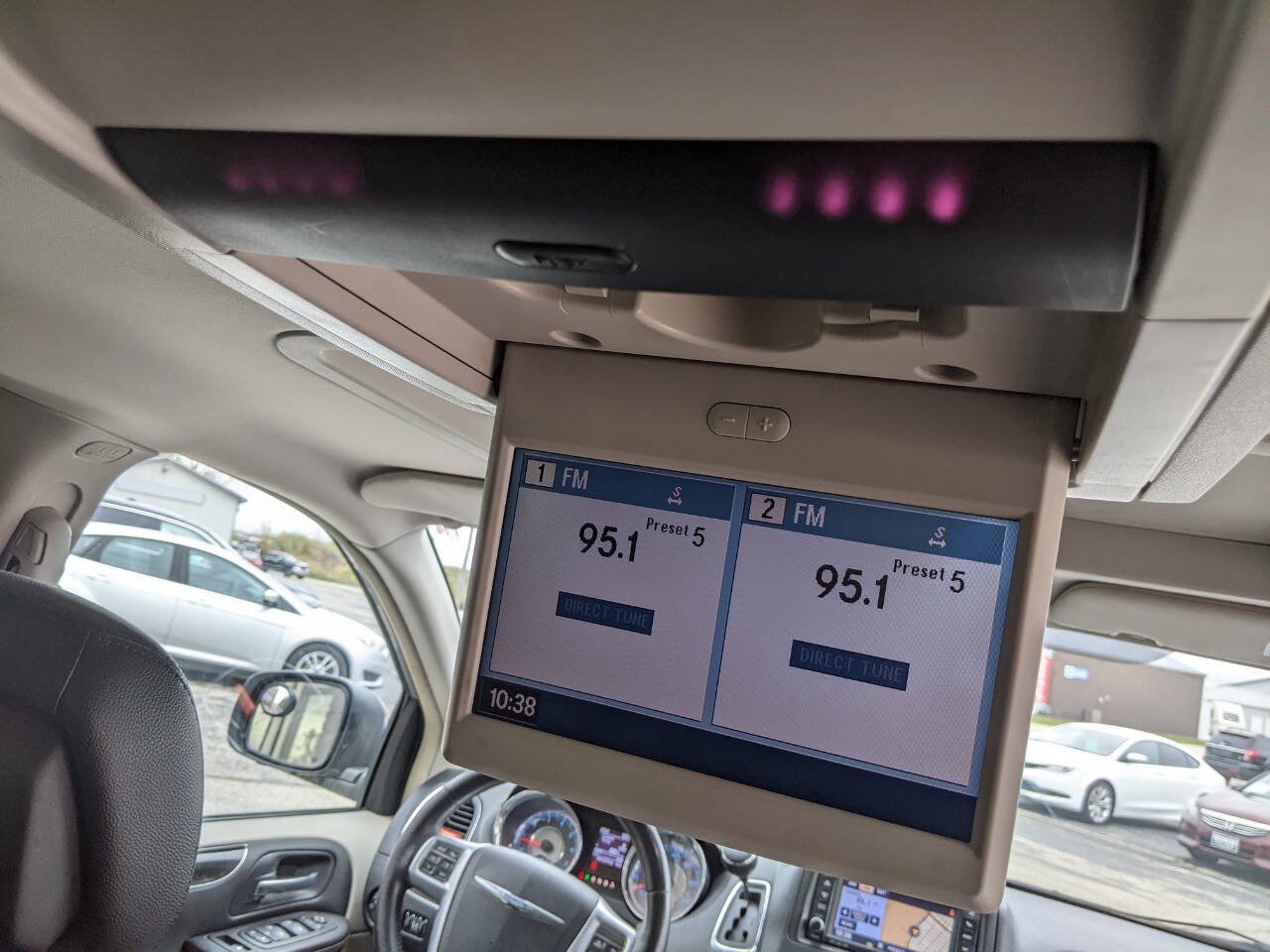 Used 2013 Chrysler Town & Country Touring-L w/ Entertainment Group #2 FWD image 15