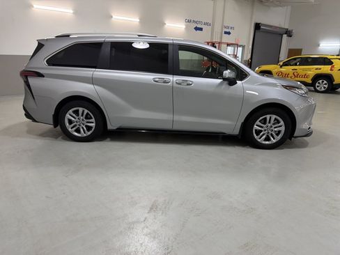 Used 2025 Toyota Sienna Limited AWD/4WD image 10