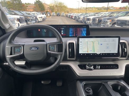 Used 2025 Ford Expedition Active image 10
