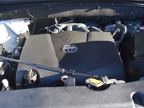 Used 2017 Toyota Highlander XLE image 40