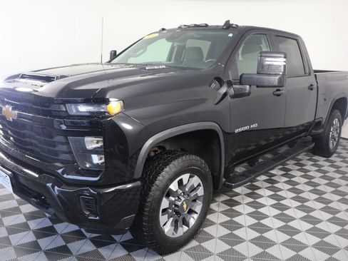 Used 2024 Chevrolet Silverado 2500 Custom AWD/4WD image 4