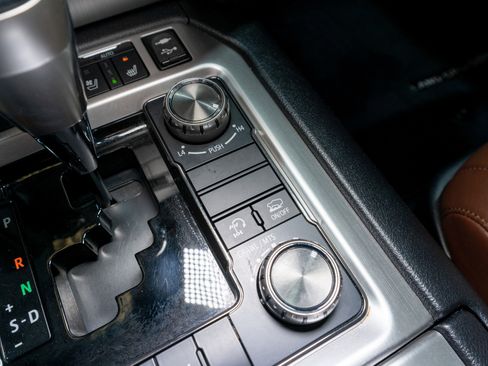 Used 2018 Toyota Land Cruiser image 22