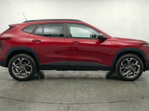 Used 2025 Chevrolet Trax LT w/ LT Convenience Package FWD image 11