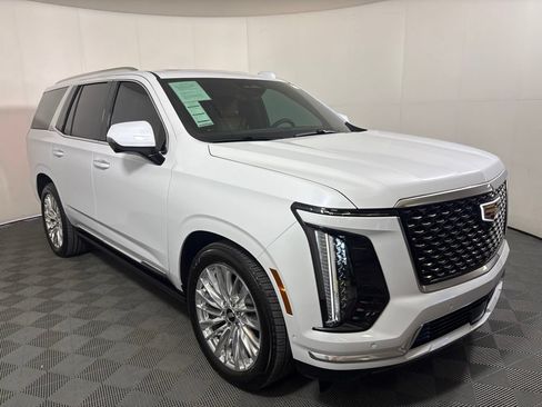 Used 2026 Cadillac Escalade Luxury w/ Touring Package AWD/4WD image 4