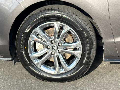 Used 2023 Toyota Sienna Platinum FWD image 5