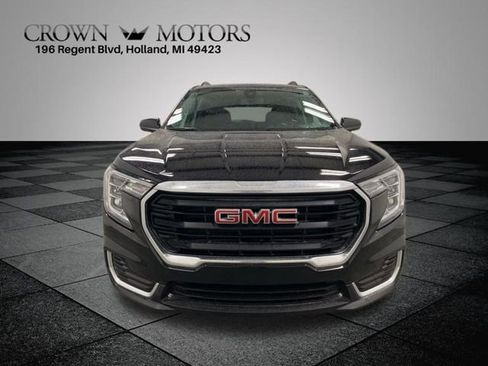 Used 2022 GMC Terrain SLE w/ Driver Convenience Package image 2