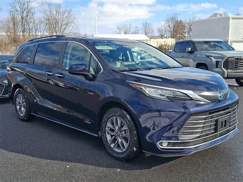 Certified 2021 Toyota Sienna XLE image 3