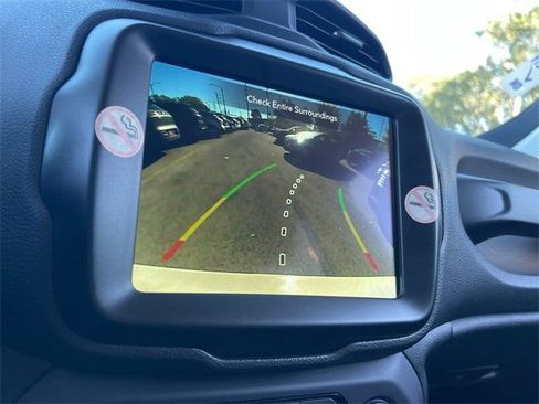 Used 2023 Jeep Renegade Latitude w/ Premium Group image 16