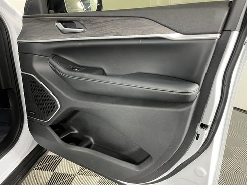 Used 2024 Jeep Grand Cherokee Limited w/ Black Appearance Package image 16