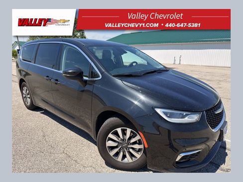 Used 2023 Chrysler Pacifica Touring-L FWD image 1