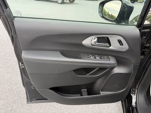 Used 2025 Chrysler Pacifica Limited FWD image 11