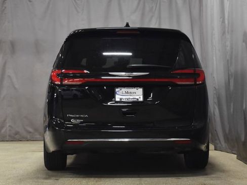 Certified 2025 Chrysler Pacifica Select image 8