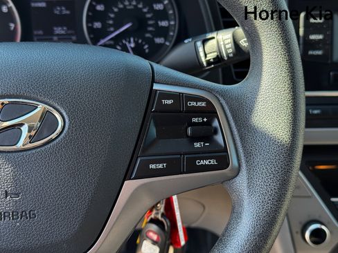 Used 2017 Hyundai Elantra SE image 19