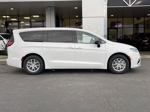 New 2026 Chrysler Pacifica Select image 5