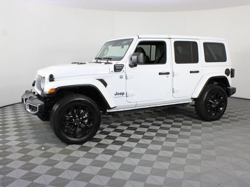 Used 2025 Jeep Wrangler Unlimited Sahara w/ Safety Group AWD/4WD image 2
