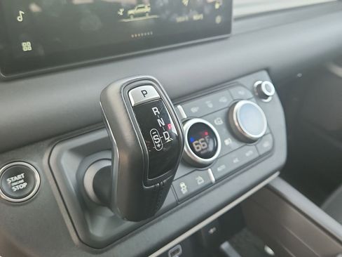 Used 2024 Land Rover Defender 110 X-Dynamic SE AWD/4WD image 18