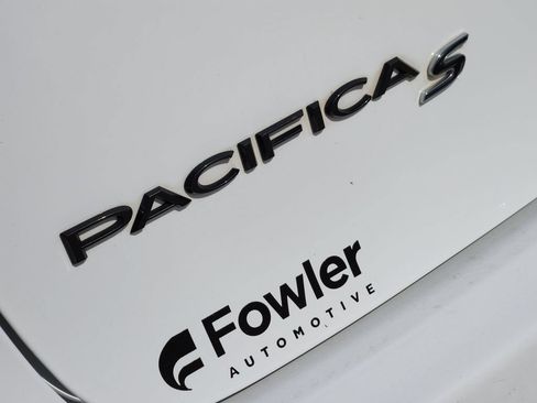 Used 2020 Chrysler Pacifica Touring w/ S Appearance Package FWD image 11