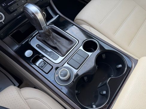 Used 2016 Volkswagen Touareg Sport image 14