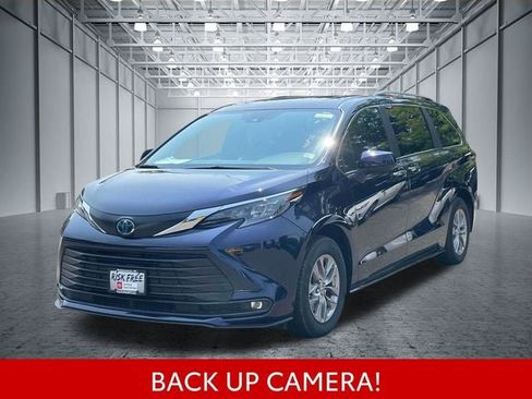 Certified 2025 Toyota Sienna XLE FWD image 4