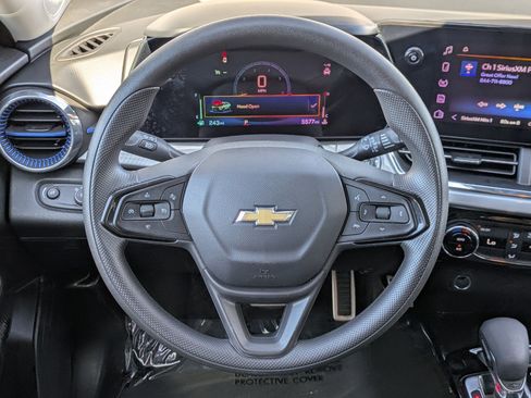 Used 2025 Chevrolet Trax LT w/ LPO, Blackout Package image 13