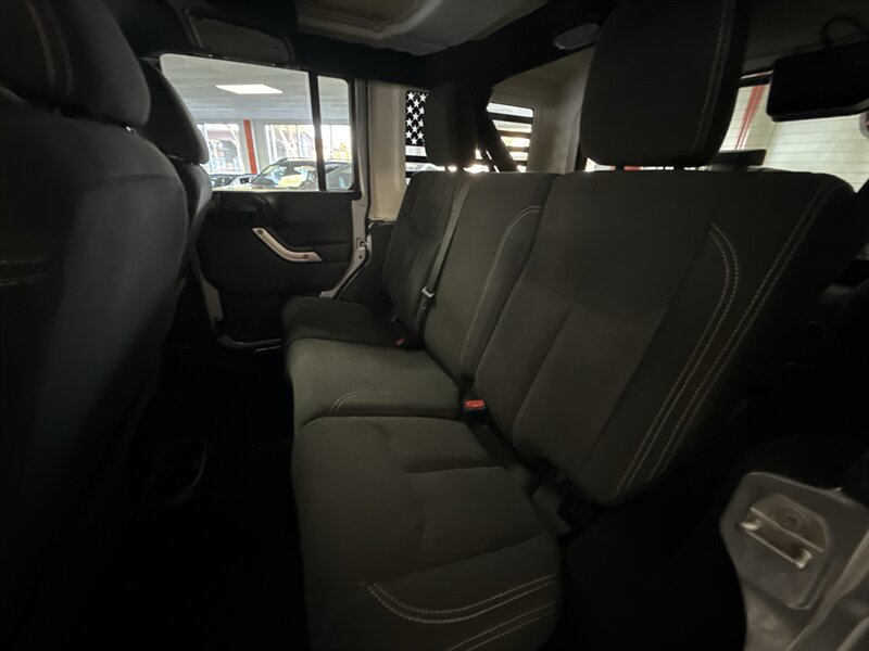 Used 2018 Jeep Wrangler Unlimited Sahara AWD/4WD image 33
