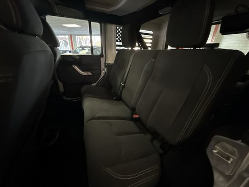 Used 2018 Jeep Wrangler Unlimited Sahara AWD/4WD image 33