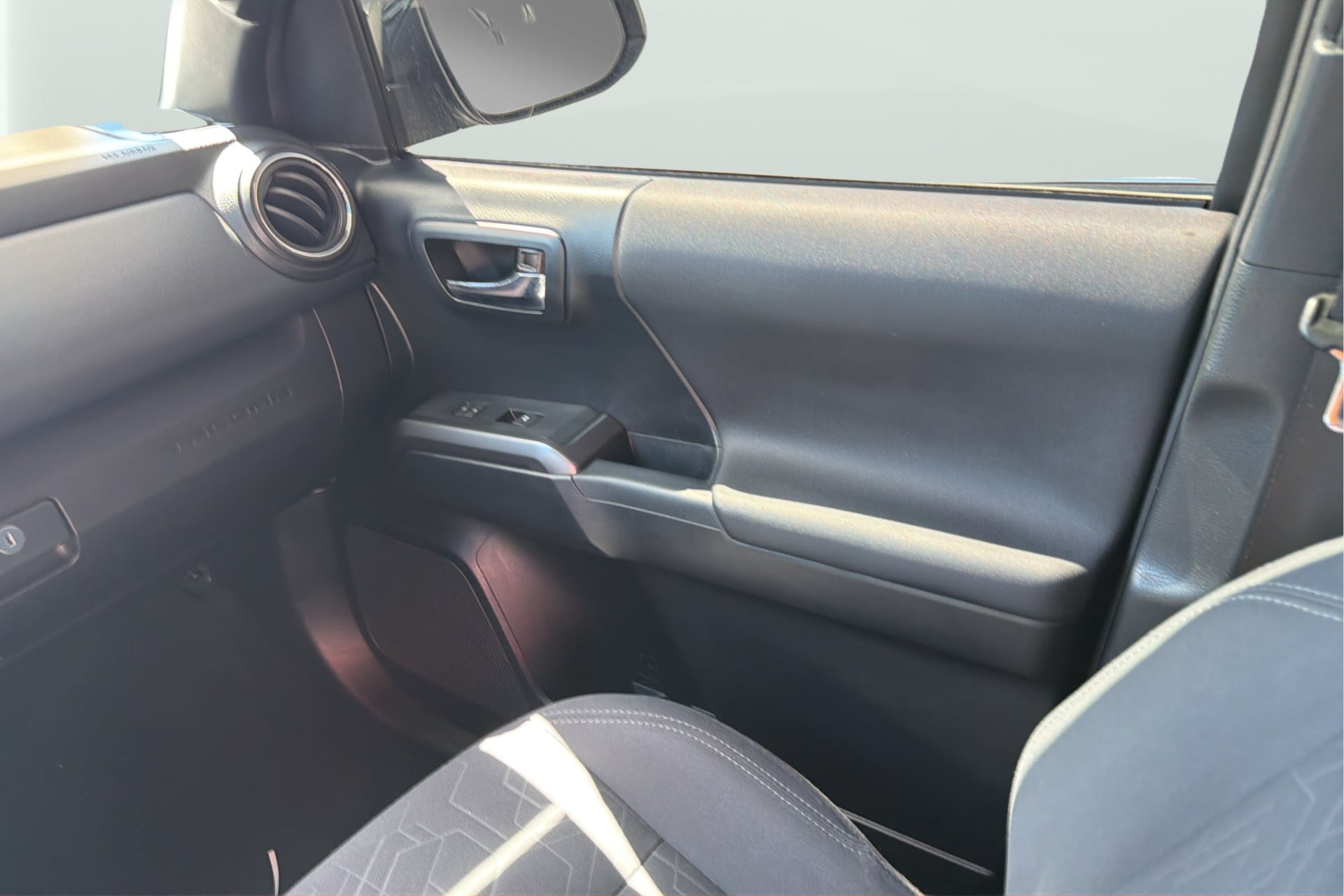 Used 2018 Toyota Tacoma TRD Sport RWD image 12