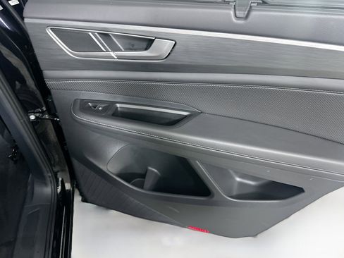 Used 2025 Volkswagen Atlas Cross Sport SE image 28