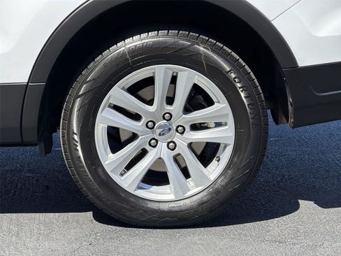 Used 2018 Ford Explorer XLT w/ Equipment Group 201A AWD/4WD image 9