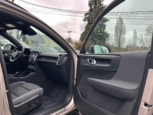 Certified 2023 Volvo XC40 Recharge Plus image 11