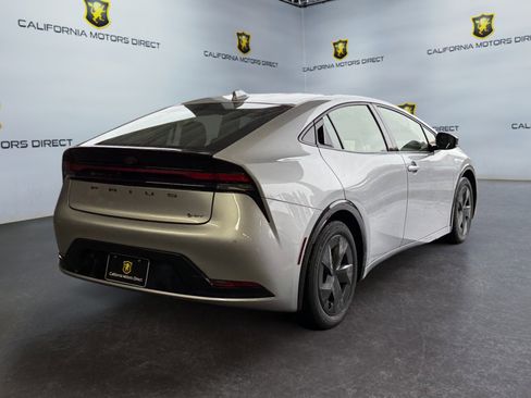 Used 2025 Toyota Prius XLE image 5