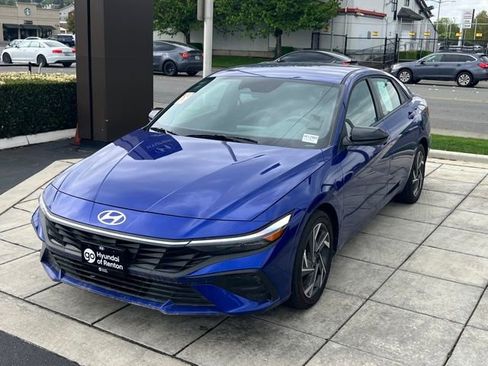 Certified 2025 Hyundai Elantra Sport FWD image 3