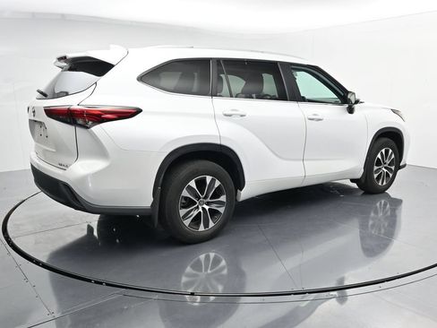 Used 2023 Toyota Highlander XLE AWD/4WD image 8