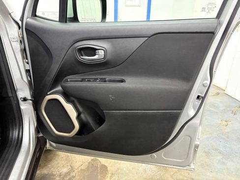 Used 2017 Jeep Renegade Latitude image 16