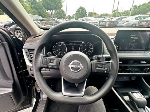 Used 2023 Nissan Rogue SV AWD/4WD image 24
