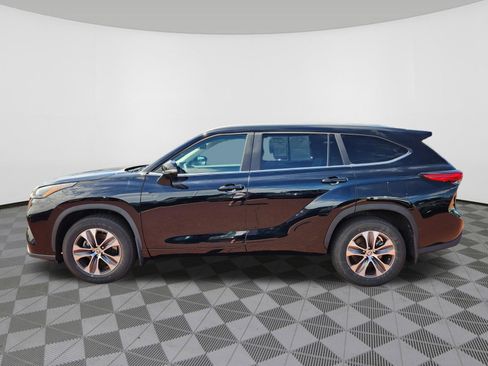 Used 2023 Toyota Highlander XLE FWD image 5