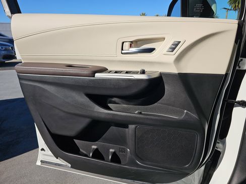 Used 2024 Toyota Sienna Platinum image 28