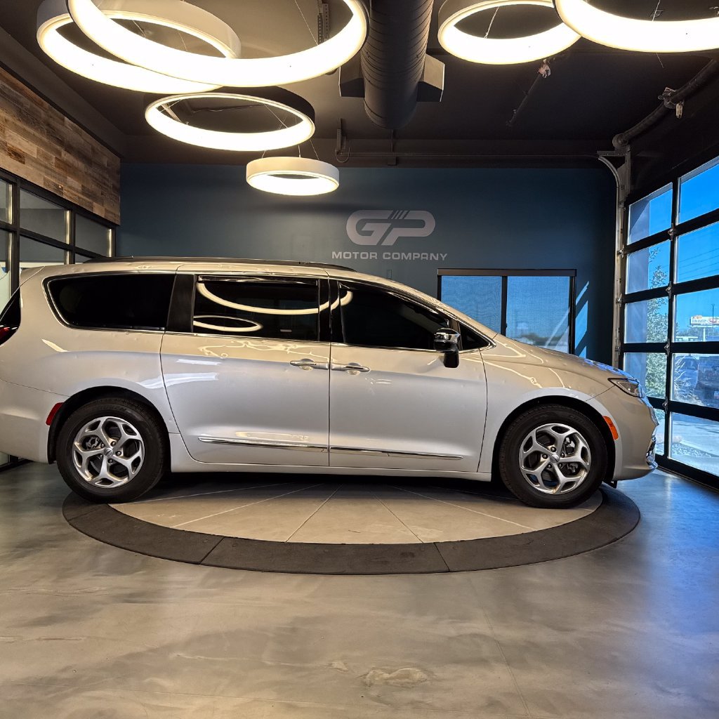 Used 2023 Chrysler Pacifica Limited FWD image 2