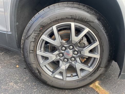 Used 2023 GMC Acadia SLT AWD/4WD image 2