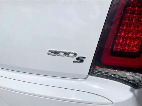 Used 2018 Chrysler 300 S w/ 300S Premium Group RWD image 30