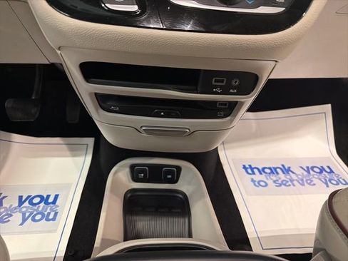 Used 2017 Chrysler Pacifica Limited image 22